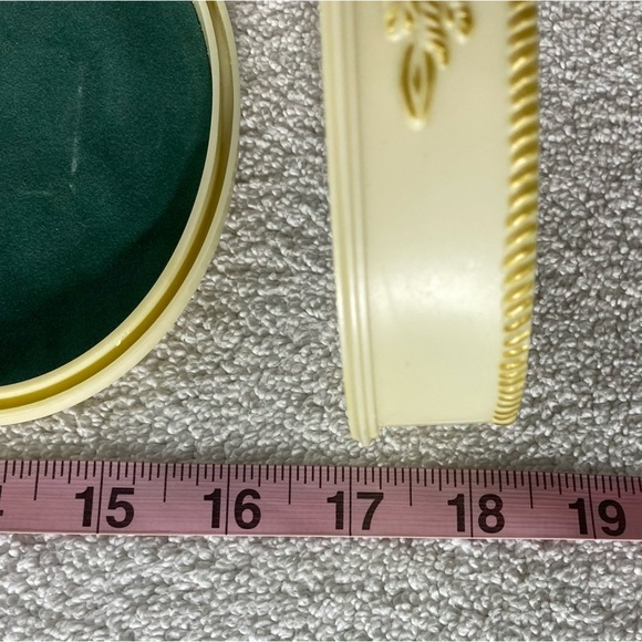 Vintage Beige Plastic Felt Lined Trinket Box - Picture 3 of 10